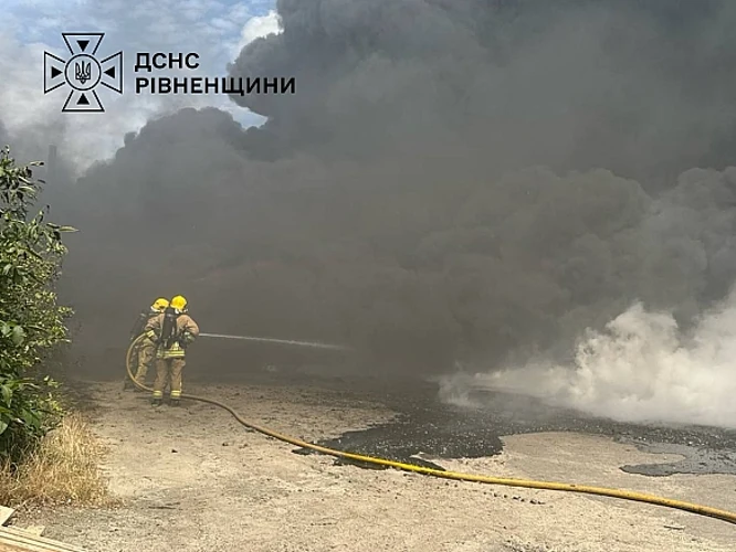 Дим над селом Варковичі під час пожежі на заводі з виготовлення пінопласту