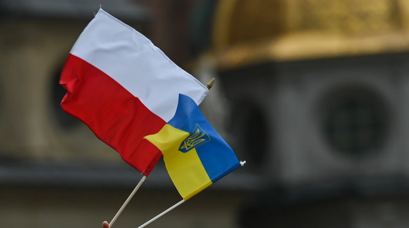 Логотип партії «Право і справедливість» та будівля МВС Польщі