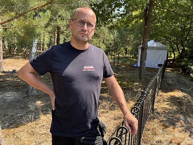 Місце масового поховання у Воля-Островецькій з встановленим хрестом під час ексгумаційних робіт