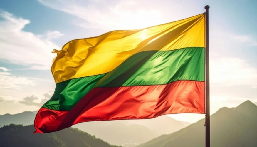 Прапор Литви та силует Калінінградської області на тлі карти Балтійського регіону