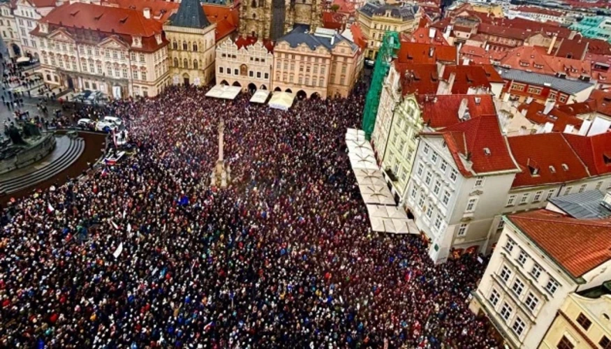 Учасники протесту на Староміській площі в Празі 25 жовтня 2026 року