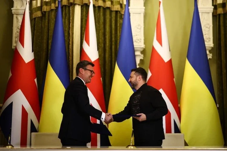 Прем'єр-міністр Великої Британії Енді Бернем і президент України Володимир Зеленський під час зустрічі